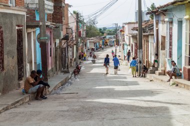 Trinidad, Küba - 8 Şubat 2016: Trinidad, Küba'nın ortasındaki bir sokak görünümünü.
