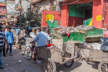 Delhi, Hindistan - 22 Ekim 2016: Dumpsters Delhi, Hindistan merkezinde çöp dolu.