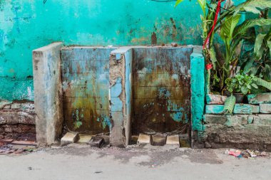 Kirli umumi tuvalet Kalküta, Hindistan merkezinde açmak