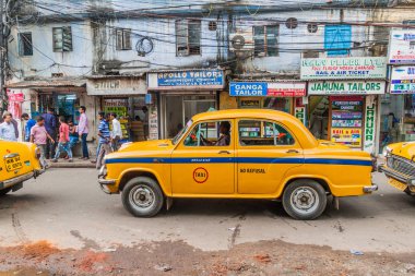 Kolkata, Hindistan - 27 Ekim 2016: Kalküta, Hindistan Merkezi sarı Hindustan Büyükelçi takside görünümünü