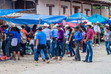 San Manuel De Colohete, Honduras - 15 Nisan 2016: Yerel yerli halkın bir pazar. Ayda iki kez bu köyde büyük bir pazar olduğunu.
