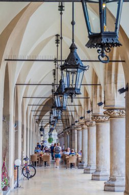 Krakow, Polonya - 3 Eylül 2016: Krakow, Polonya pazar meydanında Cloth Hall, kemer