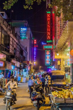 Delhi, Hindistan - 22 Ekim 2016: Ana görünümü ın Bazaarı yol Delhi, Hindistan'ın Paharganj bölgesinde.