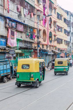 Kolkata, Hindistan - 27 Ekim 2016: Trafik merkezi Kolkata, Hindistan'ın bir sokakta