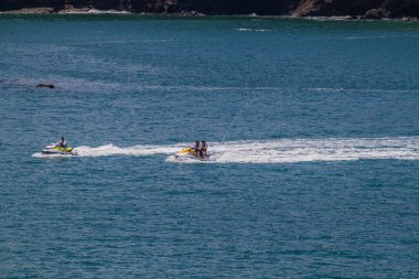 Manuel Antonio, Kosta Rika - 13 Mayıs 2016: Jet ski biniciler içinde Milli Parkı Manuel Antonio, Kosta Rika