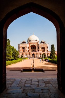 Delhi, Hindistan - 24 Ekim 2016: Hümayun görünümü mezar bir kapıdan. Delhi, Hindistan.