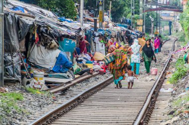 Kolkata, Hindistan - 31 Ekim 2016: Demiryolu parça ve bir kenar mahallede merkezi Kolkata, Hindistan