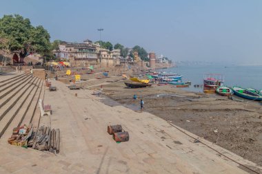 Varanasi, Hindistan - 25 Ekim 2016: Görünüm, nehir Ganj kıyısında lider Ghats (riverfront adım)) Varanasi, Hindistan