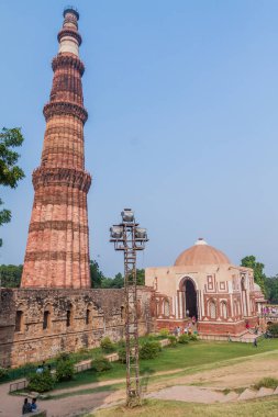 Delhi, Hindistan - 23 Ekim 2016: Qutub Minar minaresi ve Alai Darwaza (Alai kapısı), Delhi, Hindistan.