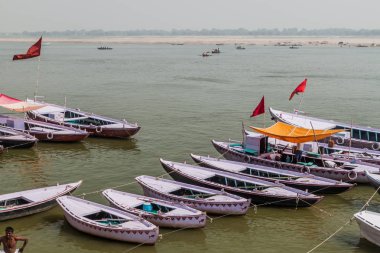 Hindistan'da Varanasi, Ganj Nehri, küçük tekne