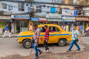 Kolkata, Hindistan - 27 Ekim 2016: Kalküta, Hindistan Merkezi sarı Hindustan Büyükelçi takside görünümünü