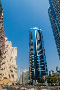 Dubai, Birleşik Arap Emirlikleri - 21 Ekim 2016: Kral Salman Bin Abdulaziz Al Saud street, Dubai Marina, Birleşik Arap Emirlikleri astar Skyscrepers