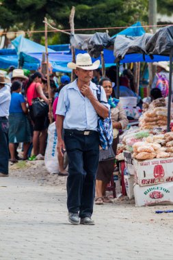 San Manuel De Colohete, Honduras - 15 Nisan 2016: Yerel yerli halkın bir pazar. Ayda iki kez bu köyde büyük bir pazar olduğunu.