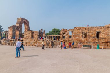 Delhi, Hindistan - 23 Ekim 2016: Turist Qutub Delhi, Hindistan karmaşık kalıntıları ziyaret edin.