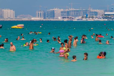 Dubai, Birleşik Arap Emirlikleri - 21 Ekim 2016: Marina Beach, Dubai, Arap Emirlikleri yakınındaki banyo insanlar