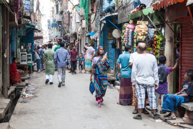 Dakka, Bangladeş - 22 Kasım 2016: Dar sokak eski dakka, Bangladeş