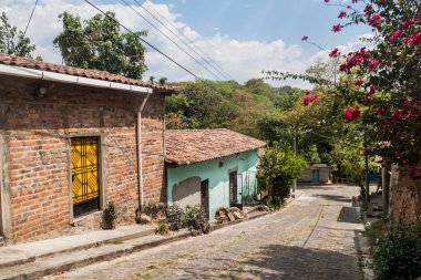 Arnavut kaldırımlı sokak Suchitoto, El Salvador