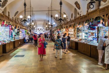 Krakow, Polonya - 3 Eylül 2016: İnsanlar dükkanda Cloth Hall Pazar Meydanı, Krakow, Polonya