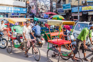 Delhi, Hindistan - 22 Ekim 2016: Sokak trafik Merkezi Delhi, Hindistan.