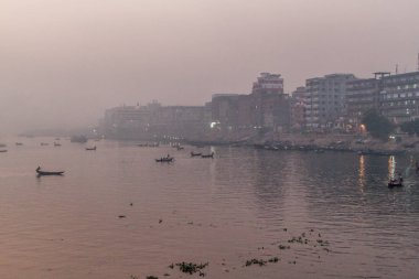 Dakka, Bangladeş'te Buriganga Nehri'nin sabah puslu görünümü