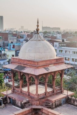 Küçük kule Jama Mescidi Camii Delhi merkezi sırasında günbatımı, Hindistan.