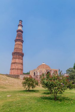Qutub Minar minaresi ve Alai Darwaza (Alai kapısı), Delhi, Hindistan.
