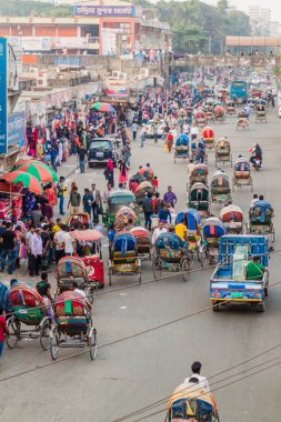 Dakka, Bangladeş - 22 Kasım 2016: çoğunlukla cyclo risckshaws dakka, Bangladeş'te Mirpur yolda içeren Rating
