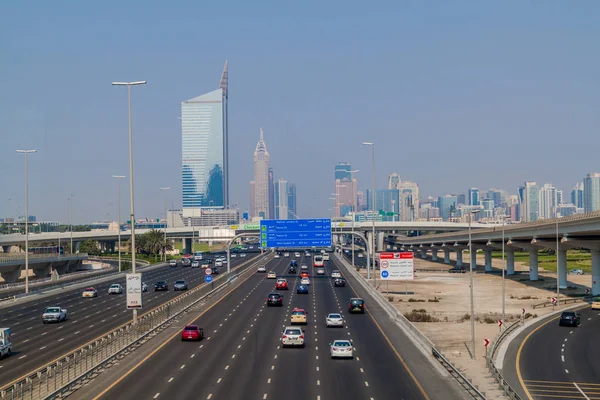 Dubai, Birleşik Arap Emirlikleri - 21 Ekim 2016: Sheikh Zayed road, Dubai, Arap Emirlikleri trafik