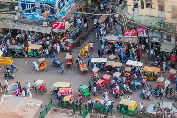 Delhi, Hindistan - 22 Ekim 2016: Meşgul bir kavşak eski Delhi havadan görünümü.