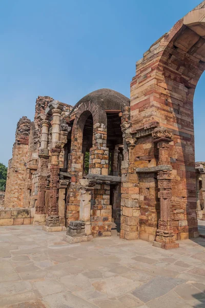Delhi, Hindistan karmaşık Qutub kalıntıları.