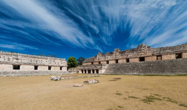 尼姑的四合院 Cuadrangulo Monjas 大厦建筑群在古玛雅城市乌斯马尔的废墟 墨西哥 — 图库照片