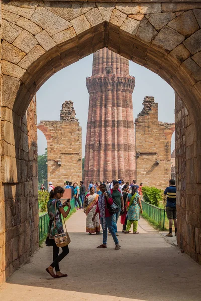 Delhi, Hindistan - 23 Ekim 2016: Turist Qutub Delhi, Hindistan karmaşık kalıntıları ziyaret edin.
