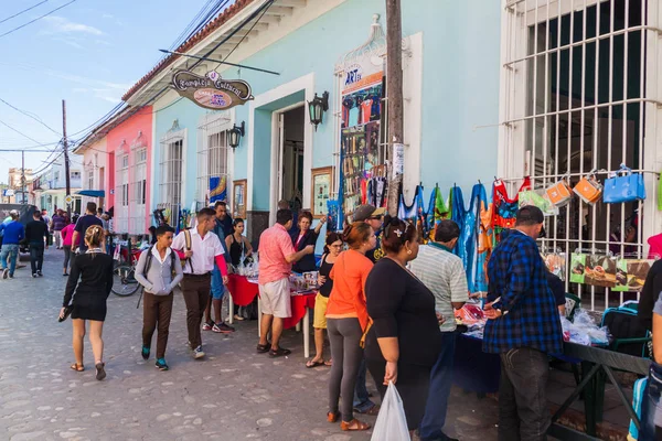 Trinidad, Küba - 8 Şubat 2016: Hediyelik eşya dükkanı Trinidad, Küba'nın merkezi.