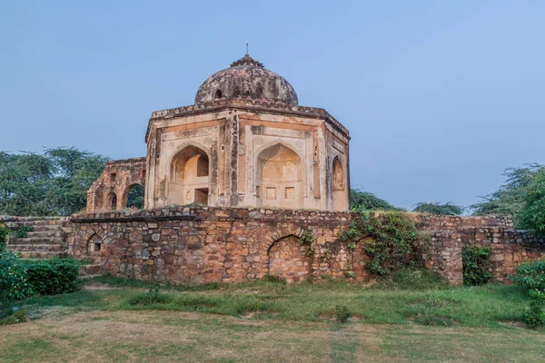 Delhi, Hindistan'ın Mehrauli bölgesinde Quli Khan'ın mezarı