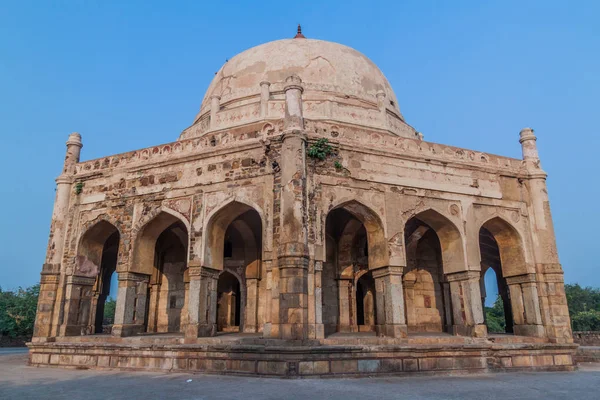 Delhi, Hindistan'ın Mehrauli bölgesinde ethem Khan'ın mezarı