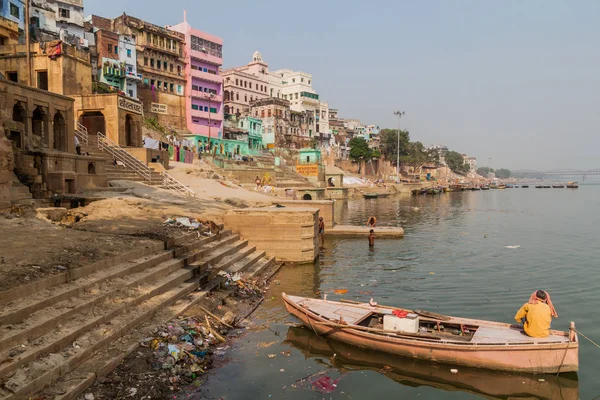 Varanasi, Hindistan - 25 Ekim 2016: Görünüm, Lal Ghat (riverfront adım) kutsal nehir Ganj Varanasi, Hindistan