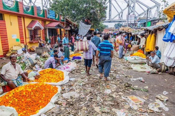 Kolkata, Hindistan - 31 Ekim 2016: Görünüm Mullik Ghat çiçek pazarı Kolkata, Hindistan