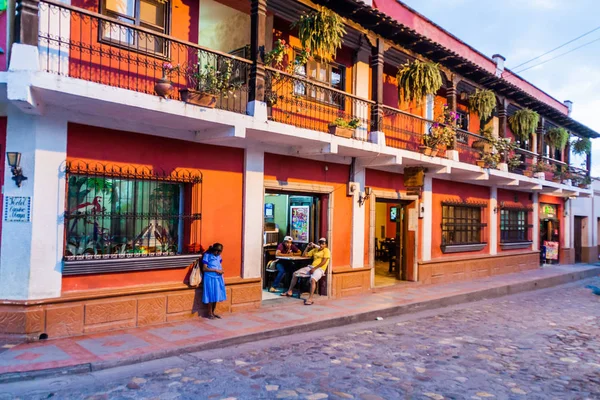 Copan Ruinas, Honduras - 11 Nisan 2016: Arnavut kaldırımlı sokakları Copan Ruinas Köyü.