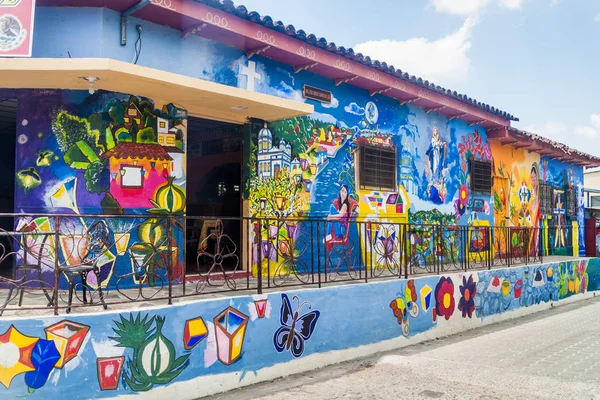Concepcion De Ataco, El Salvador - 3 Nisan 2016: boyalı duvar resimleri Concepcion de Ataco köyü Colorfuly.