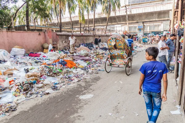 Dakka, Bangladeş - 21 Kasım 2016: Yazar: Bazar Street merkezi dakka, Bangladeş'te çöp yığınları