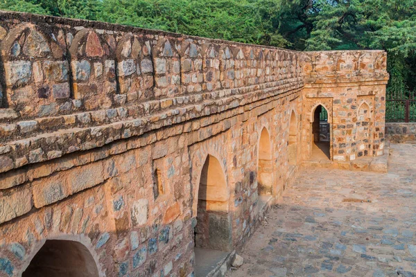 Dış duvar Rajon Ki BAOLI adım de parkta Mehrauli Arkeoloji Delhi, Hindistan