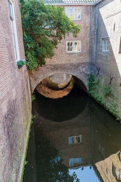 Eski evleri ve bir kanalda Den Bosch, Hollanda