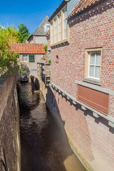 Eski evleri ve bir kanalda Den Bosch, Hollanda