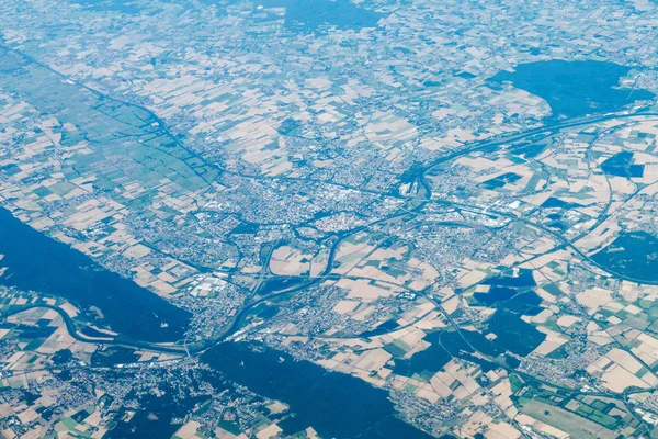 Havadan görünümü Porta Westfalica (Vestfalya Gap), Almanya. Weser Nehri burada Wiehen Hills ve Weser tepeler arasında geçitle çalışır .