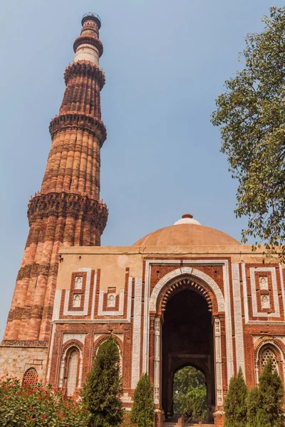 Qutub Minar minaresi ve Alai Darwaza (Alai kapısı), Delhi, Hindistan.