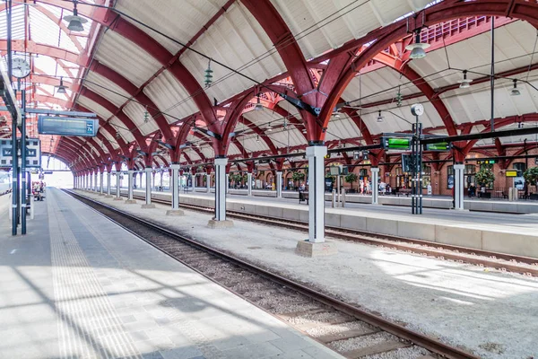 Malmö, İsveç - 27 Ağustos 2016: Platformlar Merkez Tren İstasyonu Malmo, İsveç