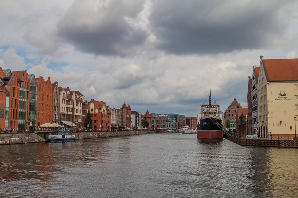 Gdansk Polonia Septiembre 2016 Riverside Houses Soldek Ship Motlawa River — Foto de Stock