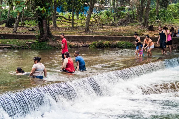Pulhapanzak, Honduras - 18 Nisan 2016: İnsanlar bir nehir üzerinde Pulhapanzak şelale banyo.