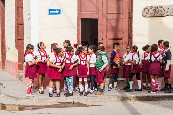 Trinidad, Küba - 8 Şubat 2016: Genç öncü grup kızlar ve erkekler için Trinidad, Küba.