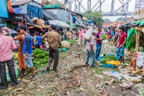 Kolkata, Hindistan - 31 Ekim 2016: Görünüm Mullik Ghat çiçek pazarı Kolkata, Hindistan